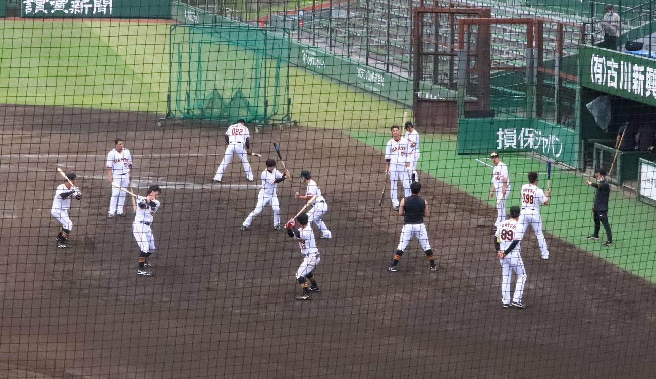 試合後、2軍の11選手を相手に“ガッツ塾”を開講した巨人小笠原2軍打撃コーチ（中央右）（撮影・小早川宗一郎）