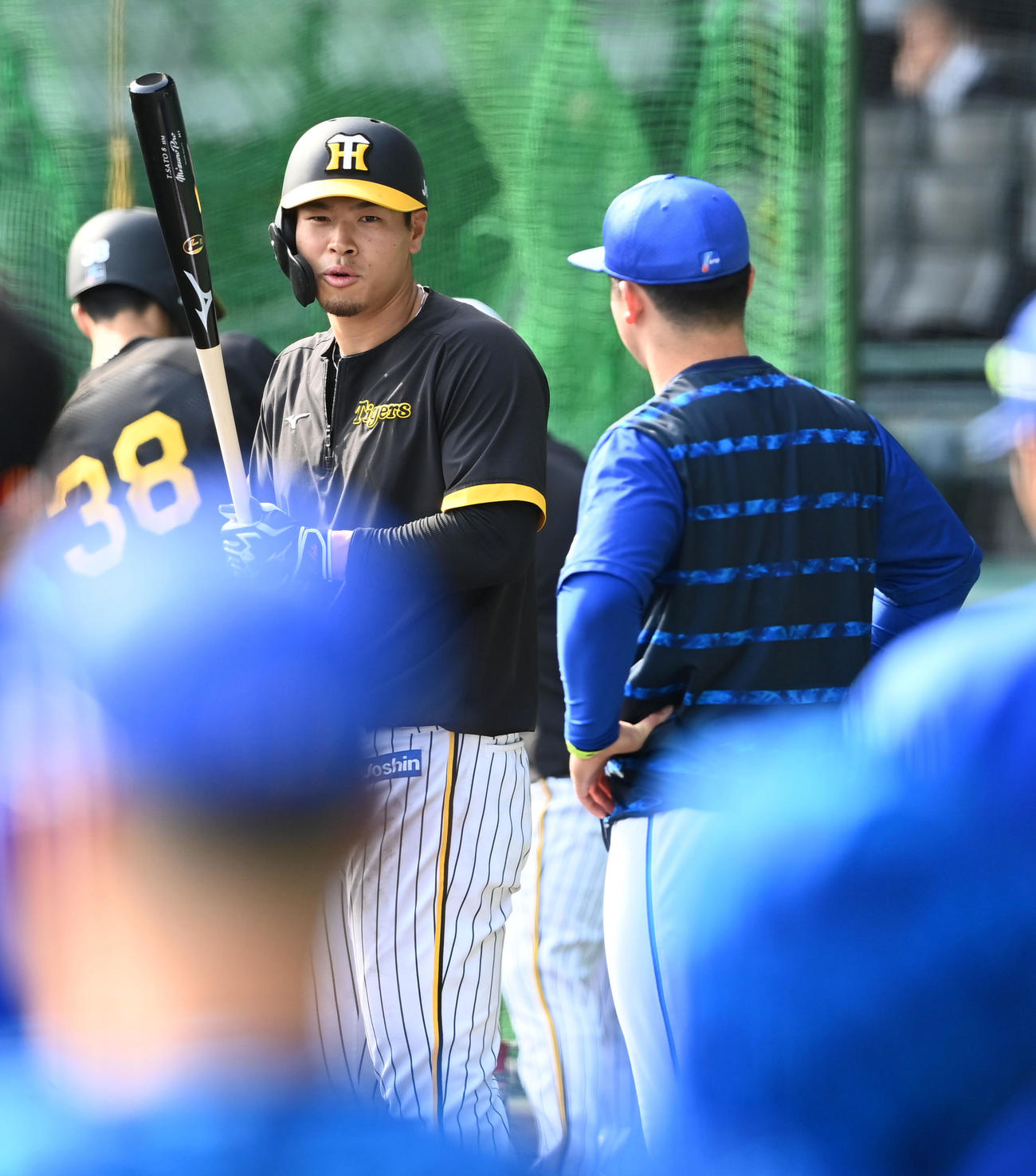 2022年4月6日DeNA戦で牧秀悟（右）と話す佐藤輝明