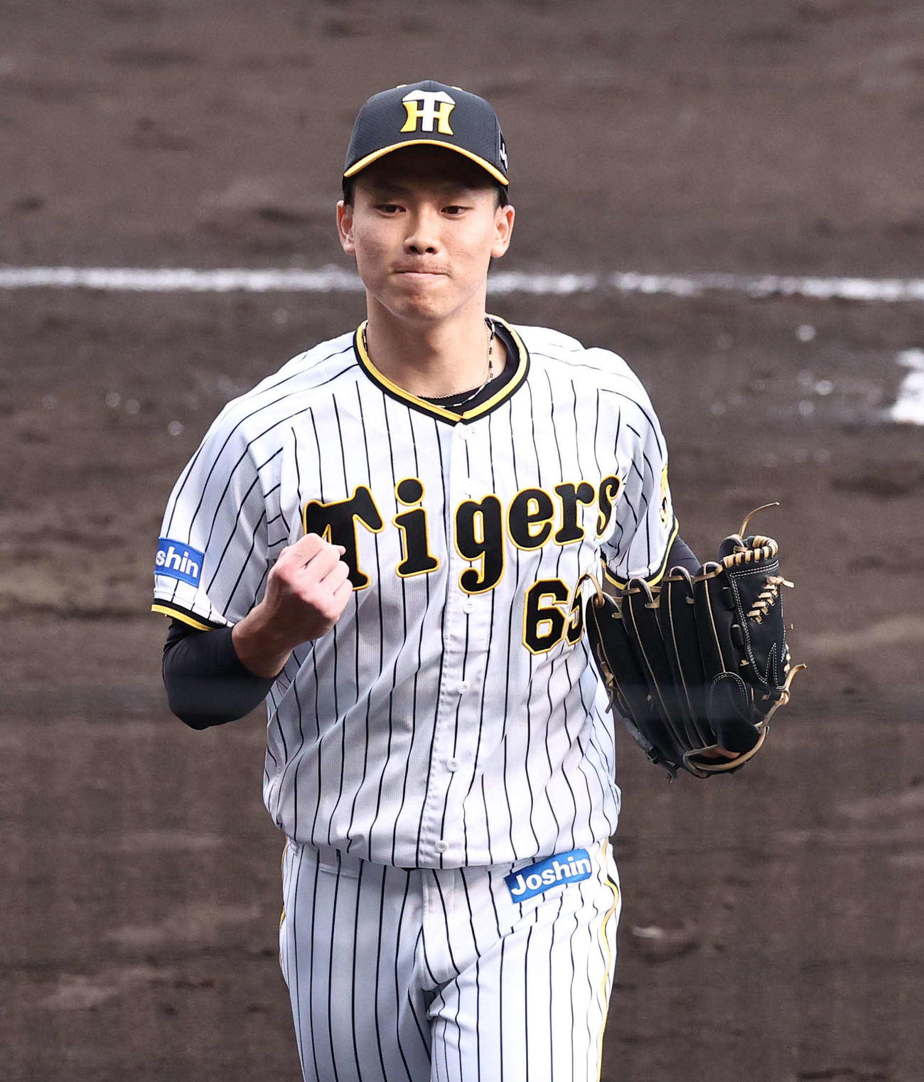 2022年5月5日、ヤクルト戦で8回表を抑えガッツポーズする湯浅