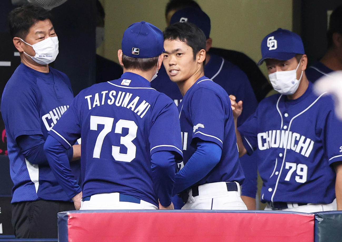 5月29日、オリックス戦に登板した中日根尾（右から2人目）は立浪監督（同3人目）に声をかけられる