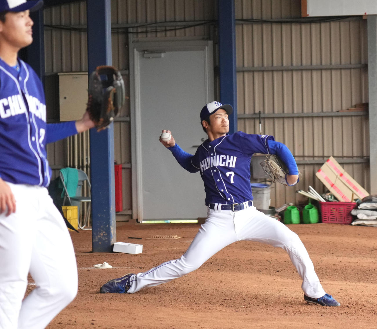 2月、春季キャンプでブルペン投球をする中日根尾昂