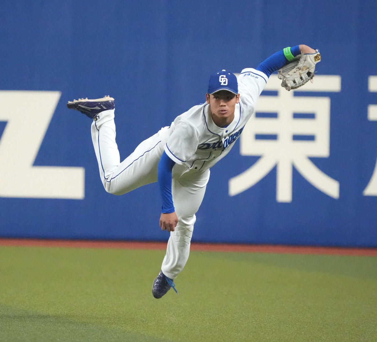 3月29日、DeNA戦の9回、宮崎の打球を処理し、本塁に送球する中日根尾