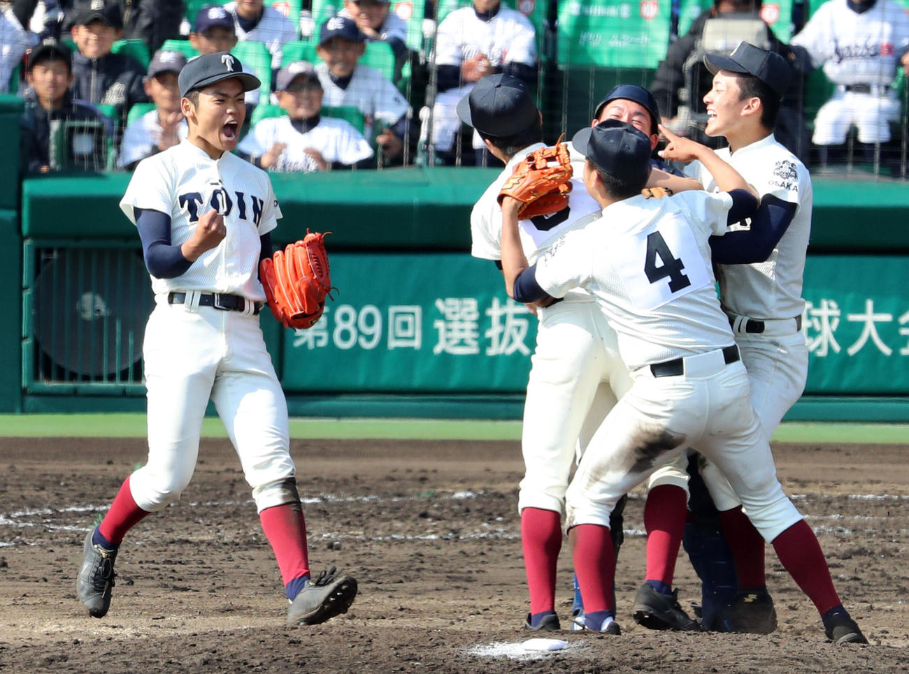 2017年4月1日、大阪桐蔭対履正社　優勝を決めガッツポーズする大阪桐蔭・根尾（左）