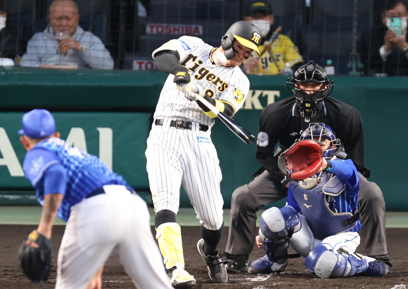 4月5日DeNA戦で右越え2点本塁打を放つ佐藤輝明