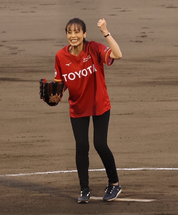 JDリーグのトヨタ－日立でファーストピッチセレモニーに登場した上田まりえ（竹内大助氏提供）