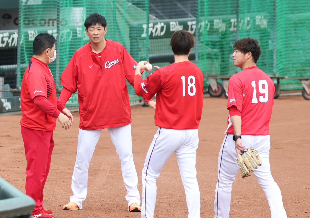 広島投手指名練習　左2人目から順に、大瀬良、森下、野村（撮影・加藤孝規）
