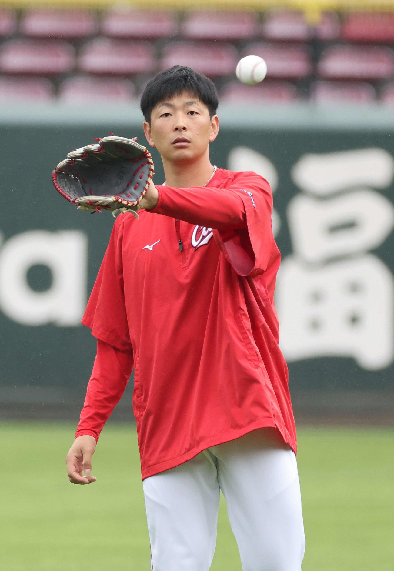 広島投手指名練習　キャッチボールをする大瀬良（撮影・加藤孝規）