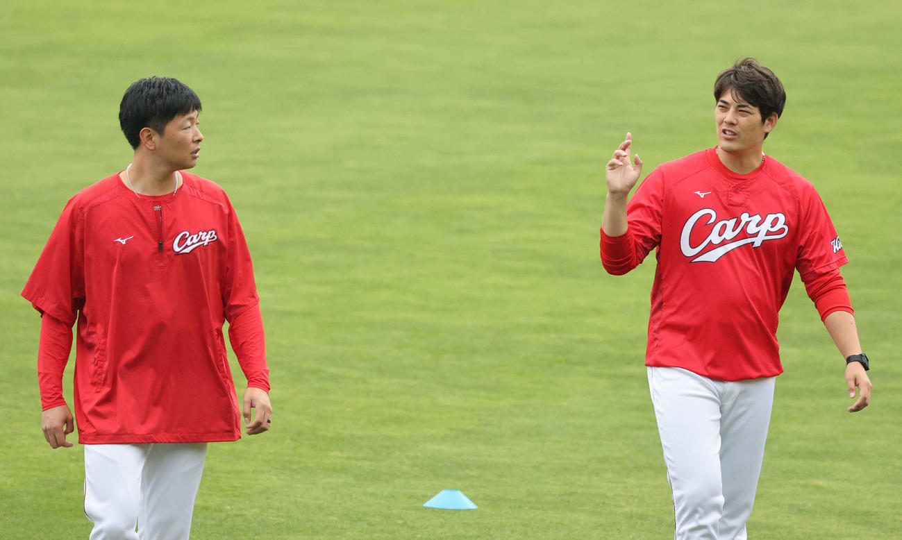 広島投手指名練習　九里と話し合う大瀬良（左）（撮影・加藤孝規）