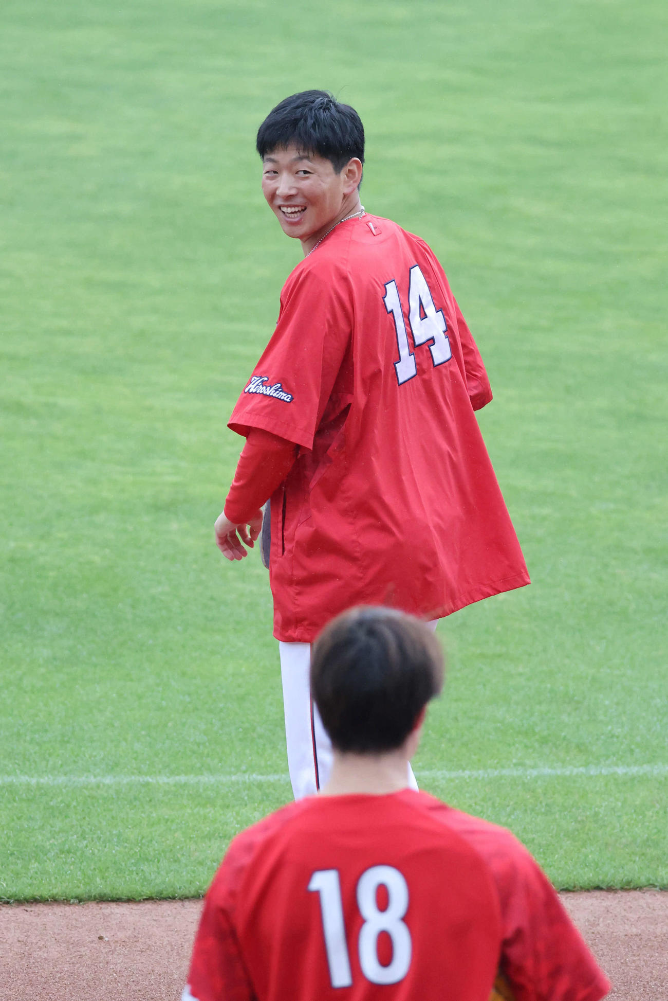 広島投手指名練習　笑顔をみせる大瀬良。手前は森下（撮影・加藤孝規）