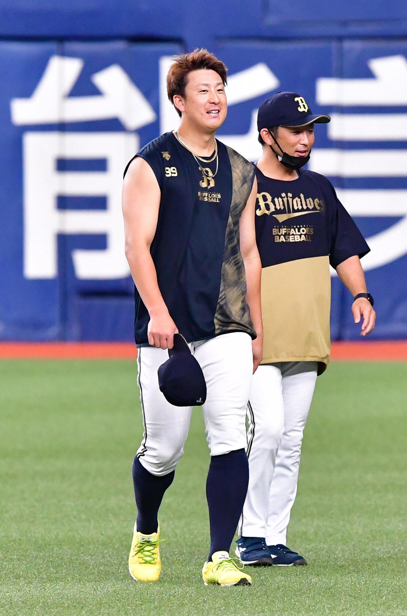 練習で笑顔を見せる杉本（撮影・前岡正明）