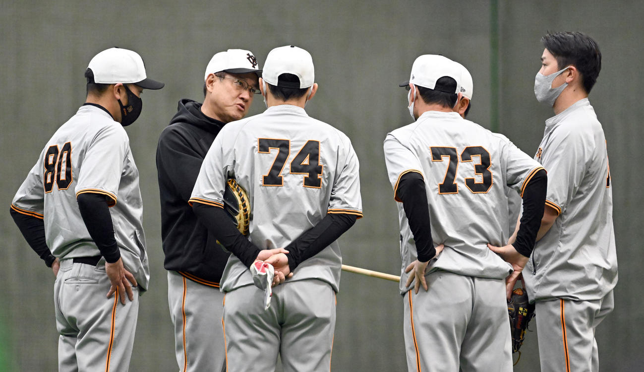 首脳陣を集め話をする巨人原辰徳監督（撮影・たえ見朱実）
