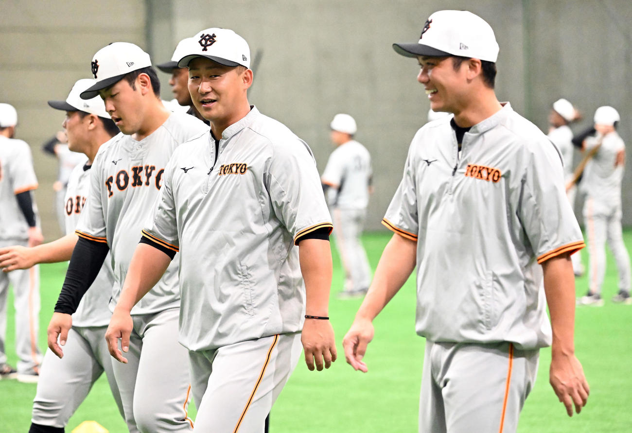 1軍に合流した巨人中田（左）は、坂本勇人と談笑する（撮影・たえ見朱実）