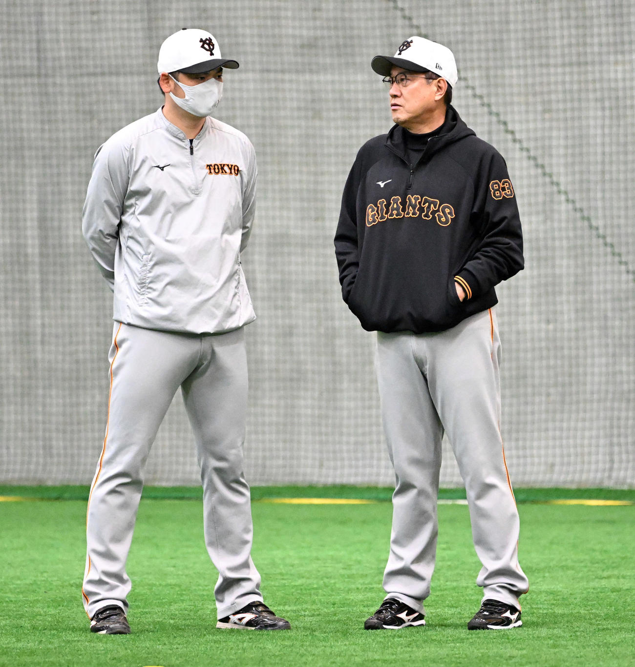 横川打撃コーチ（左）と話をする巨人原監督（撮影・たえ見朱実）
