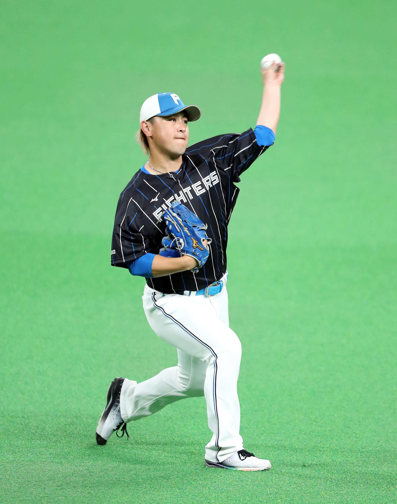 キャッチボールをする日本ハム河野（撮影・佐藤翔太）