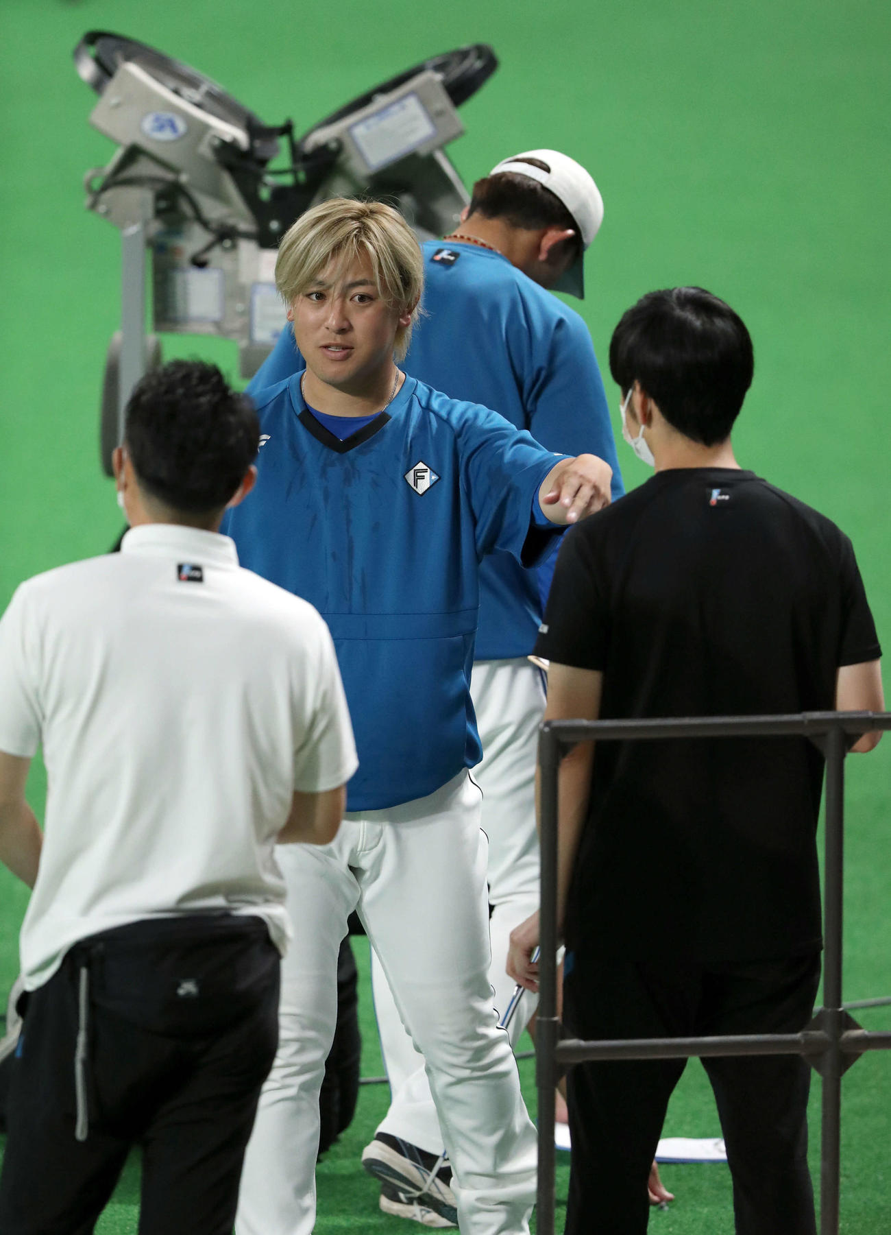 スタッフと会話する日本ハム河野（撮影・佐藤翔太）