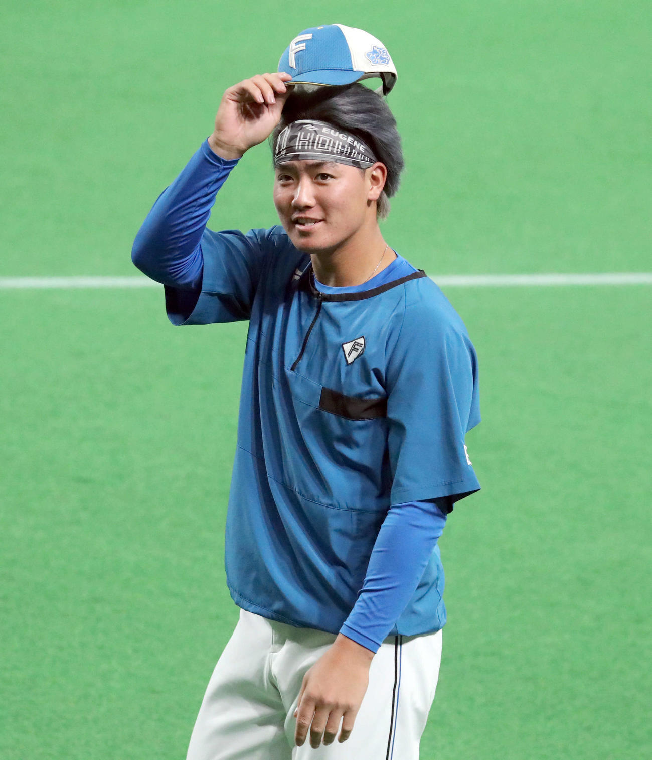 笑顔でグラウンド入りする日本ハム郡（撮影・佐藤翔太）