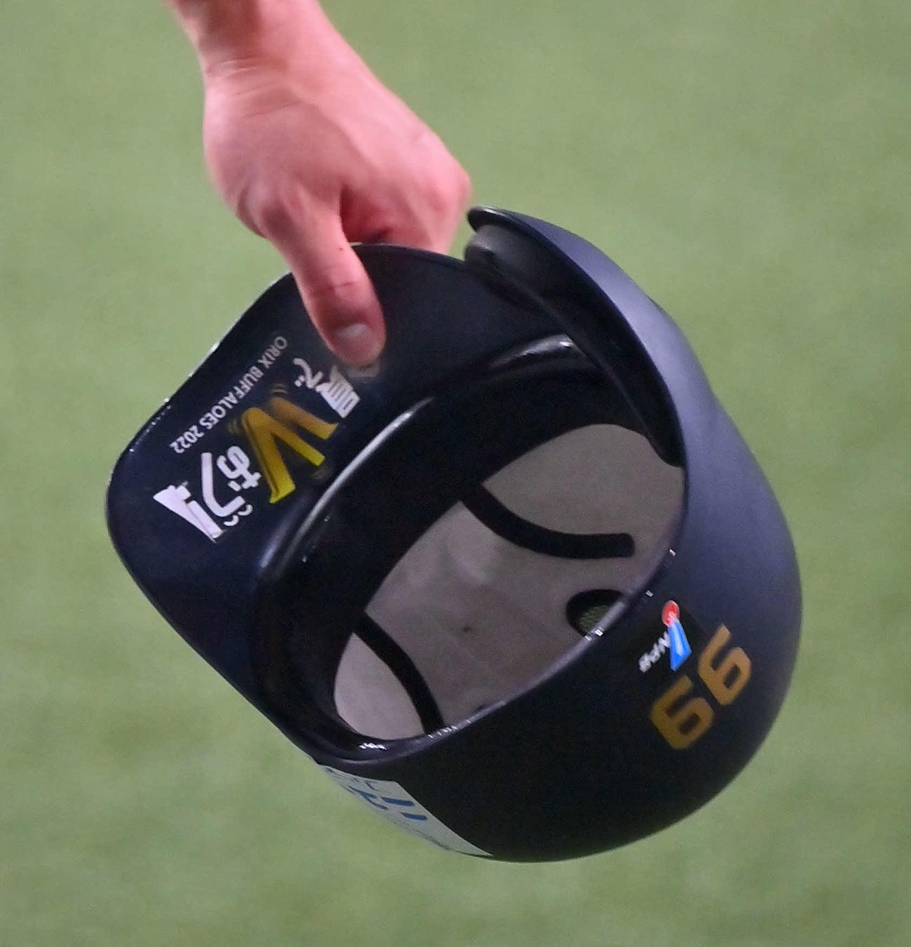 オリックス杉本のヘルメットに貼られた「全員でWおう！」ステッカー