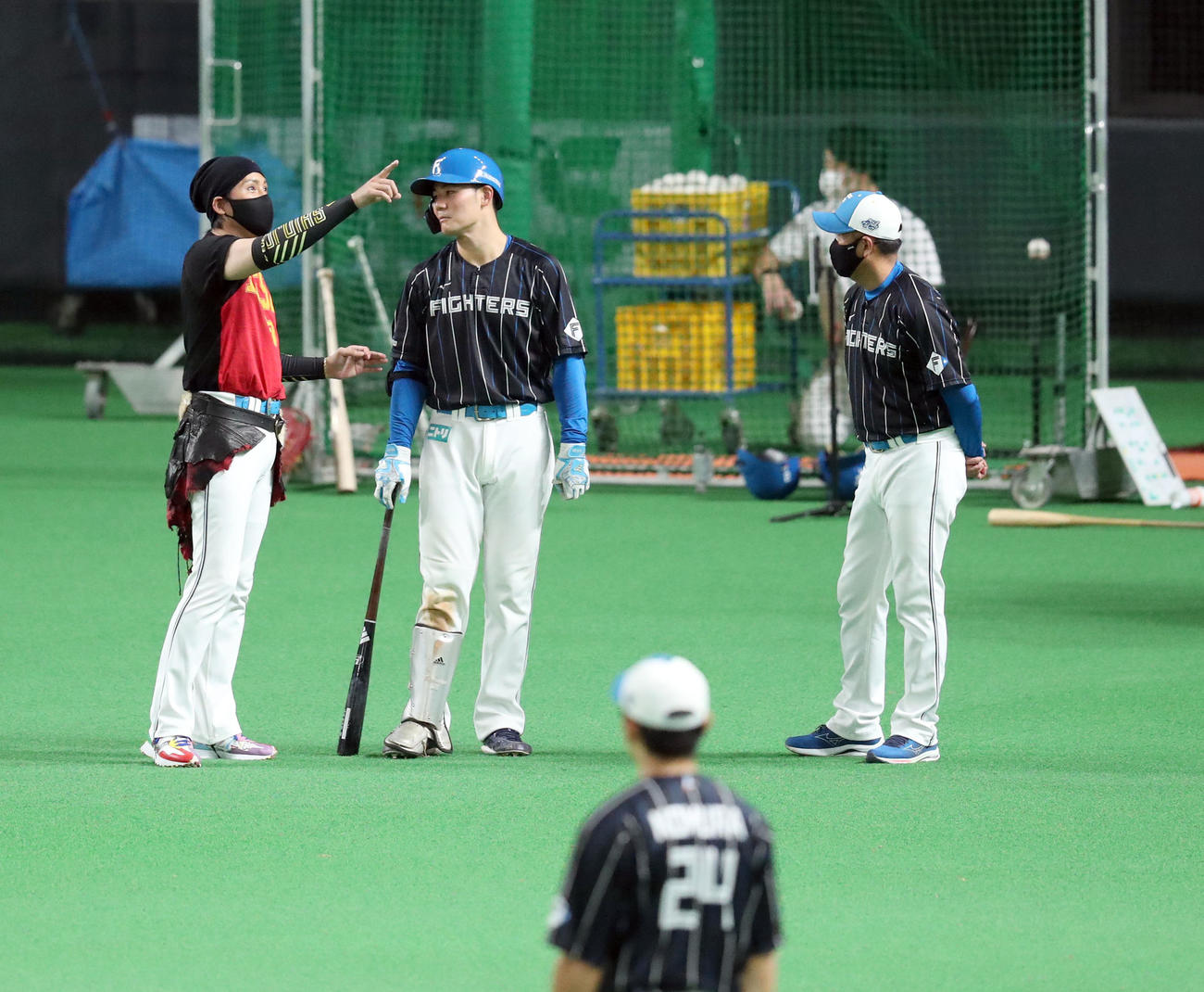 会話する日本ハム新庄監督（左）と清宮（撮影・佐藤翔太）