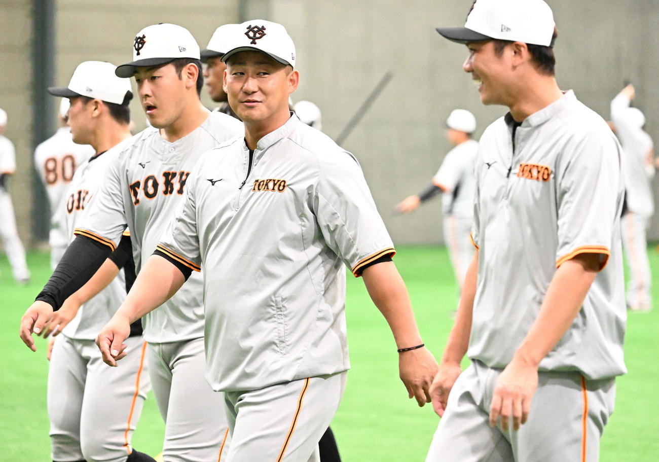 1軍に合流した巨人中田（左）は、坂本と談笑する（撮影・たえ見朱実）