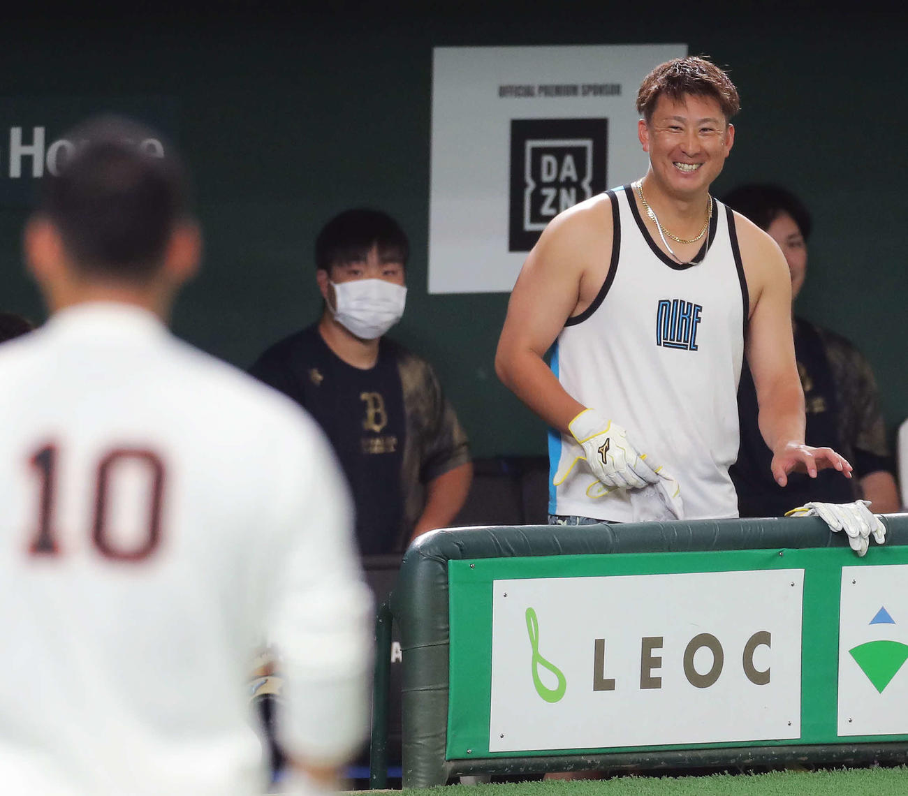巨人対オリックス　試合前、巨人中田（手前）に笑顔であいさつするオリックス杉本（撮影・河田真司）