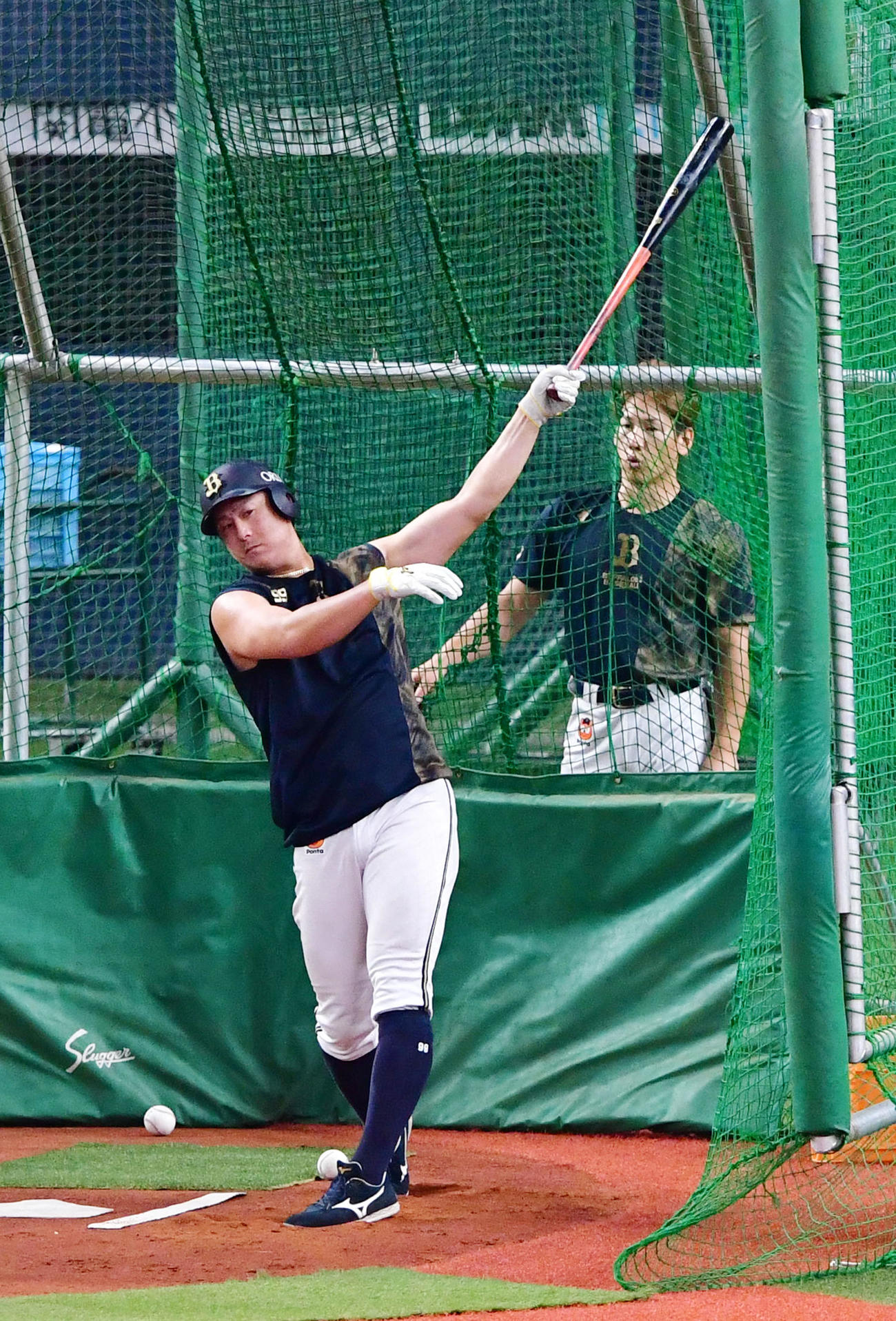 打撃練習を行うオリックス杉本。後方は吉田正（撮影・前岡正明）