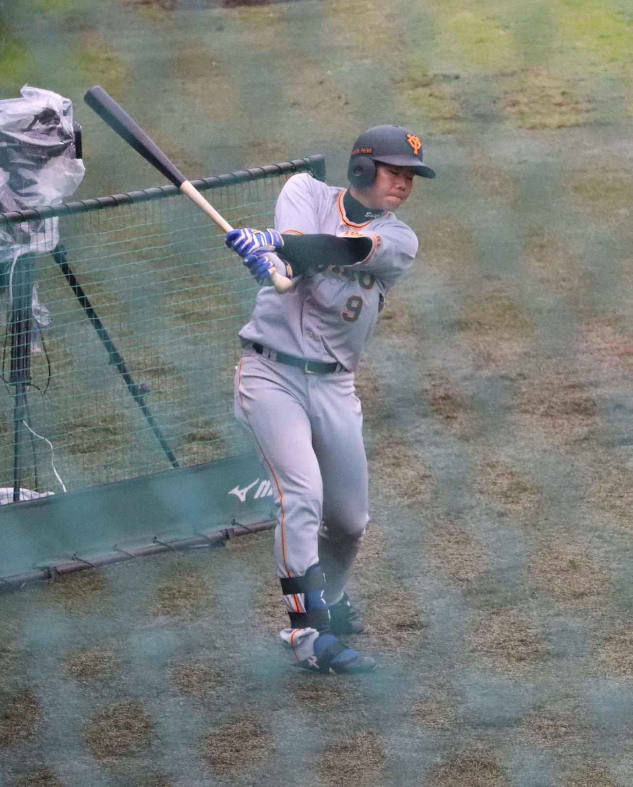 イースタン・リーグのヤクルト戦でスタメンから外れ、9回先頭に代打で出場した巨人松原（撮影・小早川宗一郎）