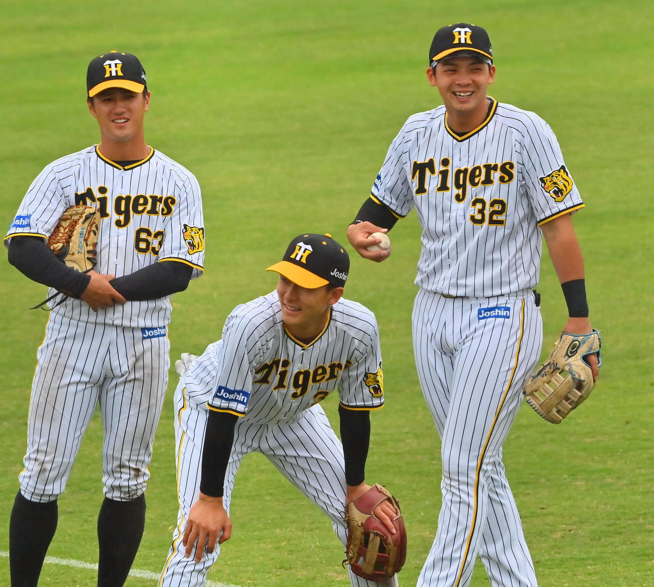 阪神2軍対ソフトバンク3軍　試合の合間、笑顔を見せる井上（右）、左から板山、小幡（撮影・和賀正仁）