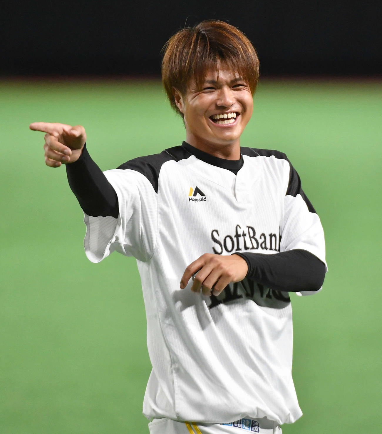談笑するソフトバンク甲斐野（撮影・岩下翔太）