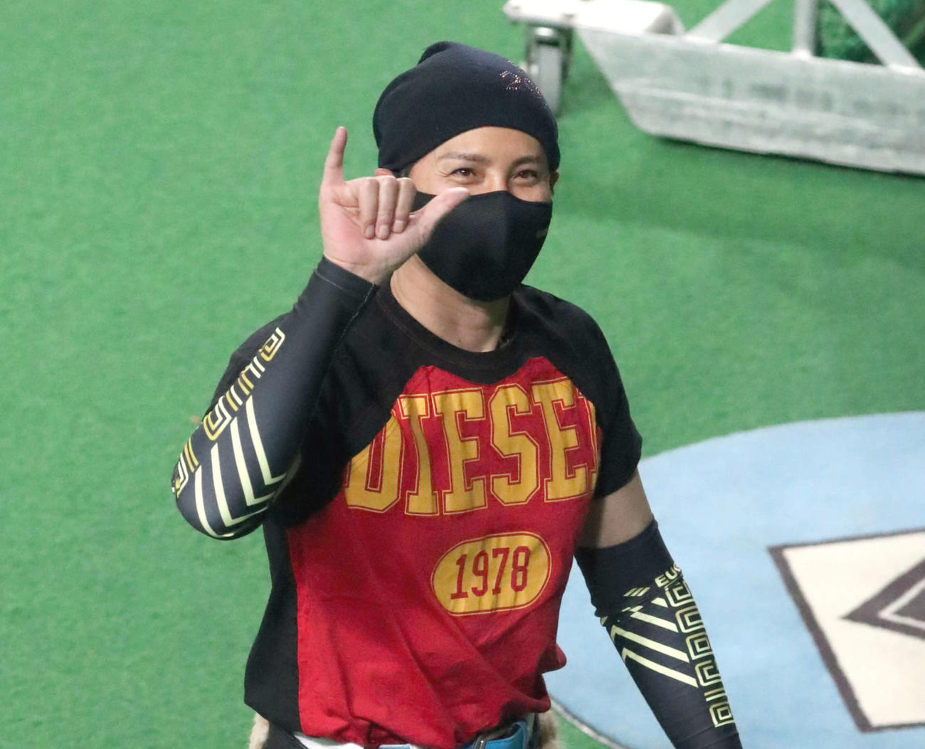 練習を終え引き揚げる日本ハム新庄監督（撮影・佐藤翔太）
