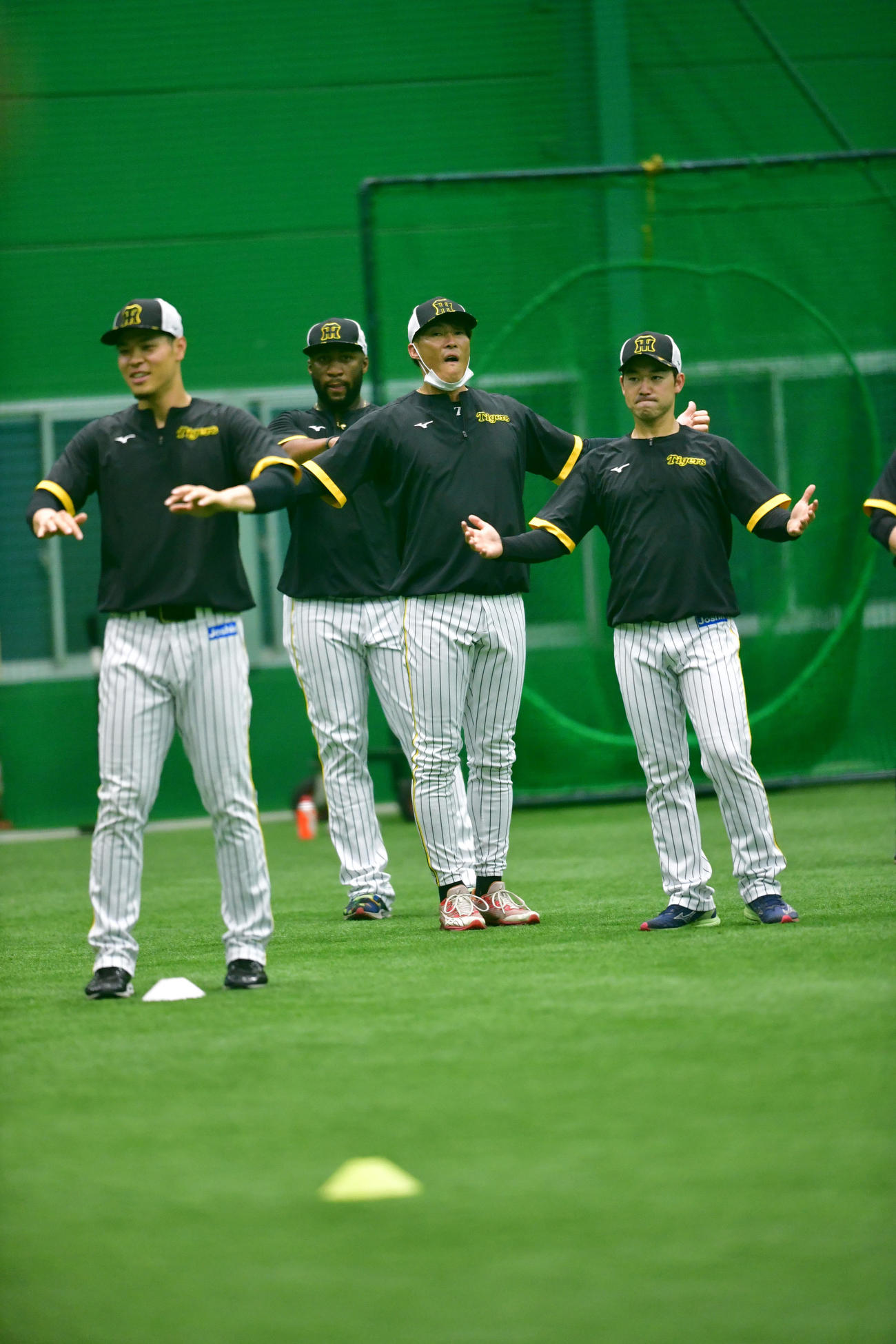 室内でアップを行う、左から佐藤輝、ロハス、糸井、山本（撮影・前岡正明）