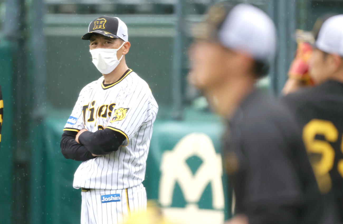 投手陣の練習を見守る阪神矢野監督（撮影・上山淳一）