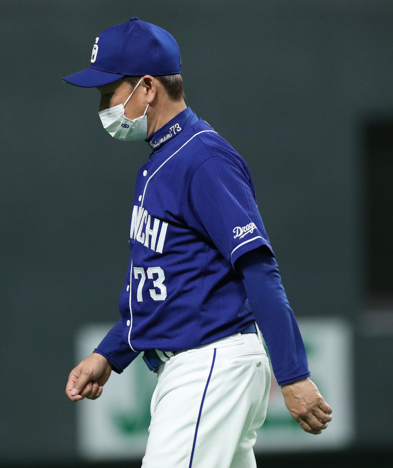 2022年6月12日日本ハム戦で、選手交代を告げベンチに戻る立浪監督