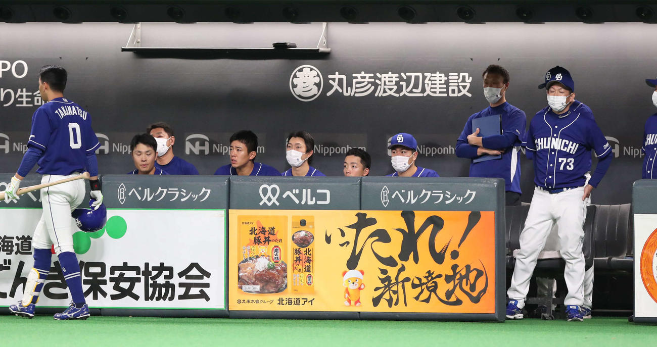 2022年6月11日日本ハム戦、ベンチで渋い表情の立浪監督（右）