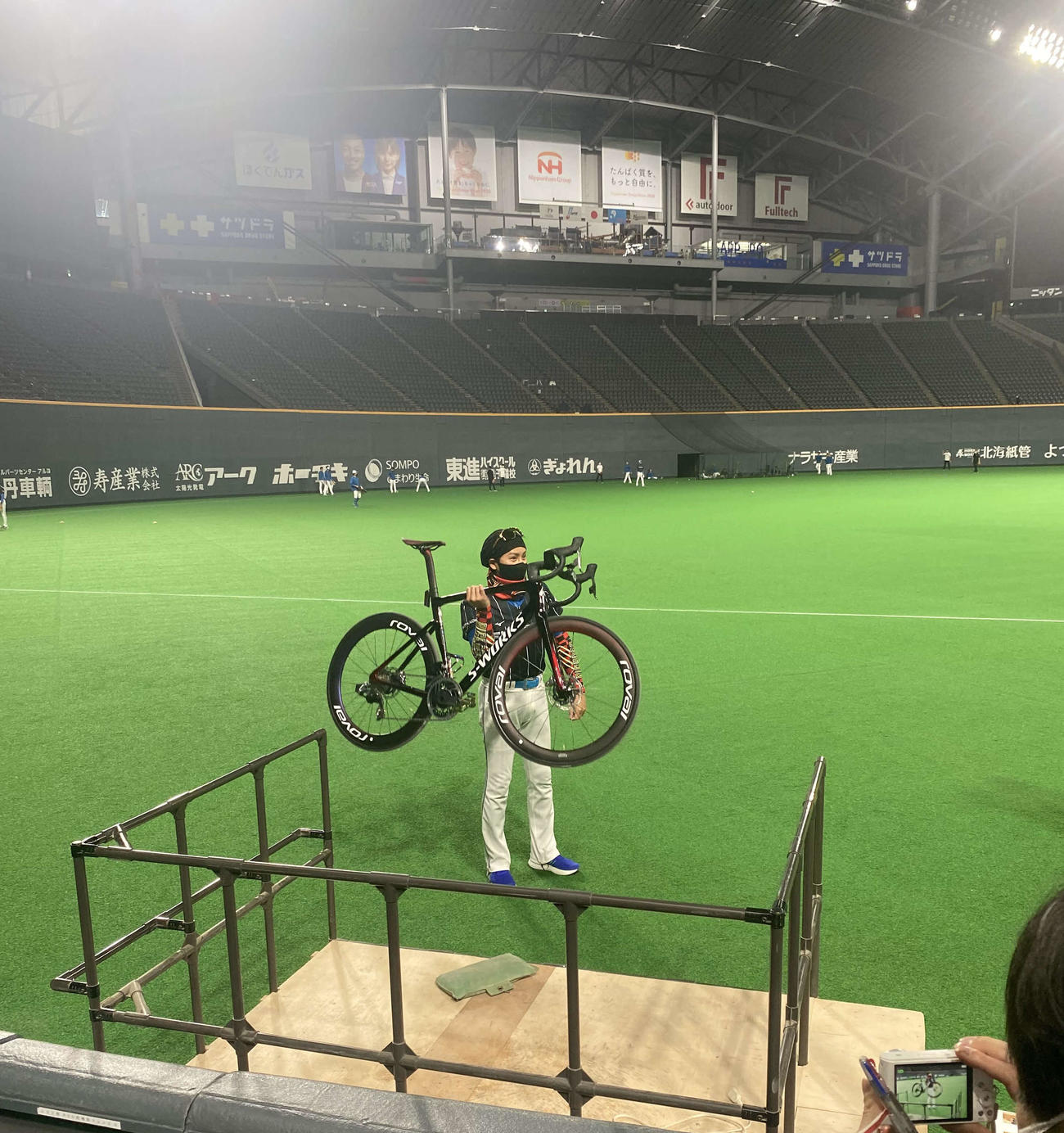 日本ハム新庄監督は特注ロードバイクを軽々と持ち上げる（撮影・田中彩友美）
