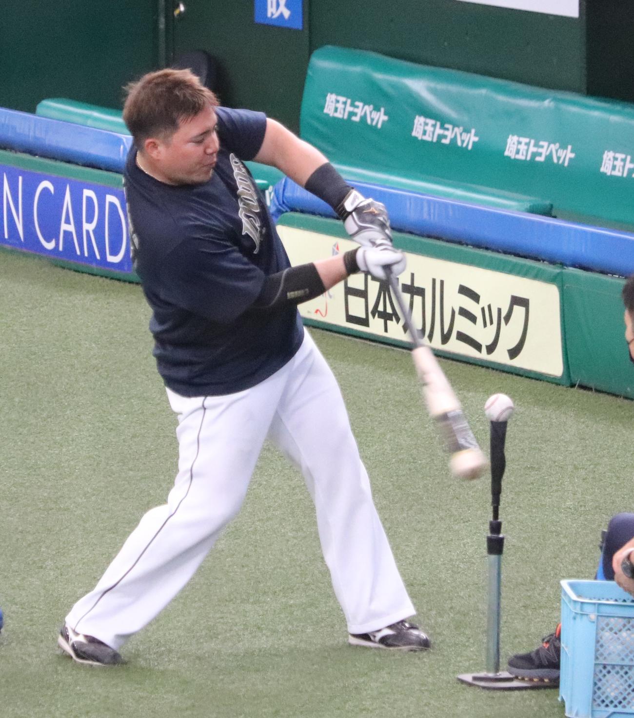 ティー打撃を行う西武山川（撮影・古川真弥）