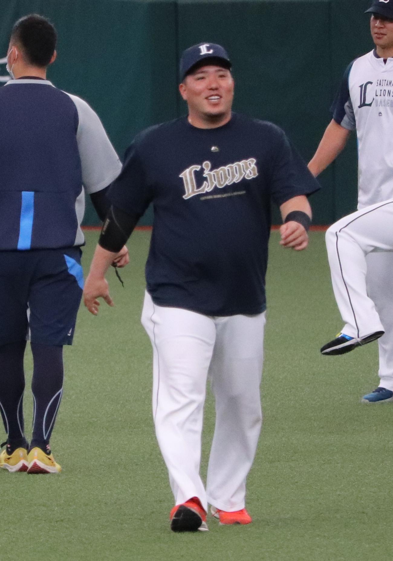 リラックスした表情でウオーミングアップを行う西武山川（撮影・古川真弥）