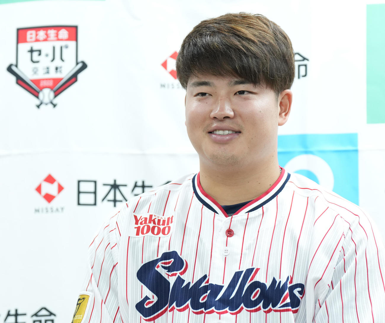 交流戦でMVPに選ばれたヤクルト村上宗隆は、記者の質問に笑顔で答える（撮影・菅敏）