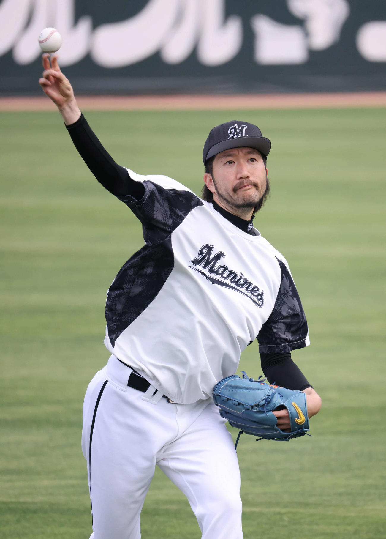 キャッチボールをするロッテ石川（2022年5月23日撮影）