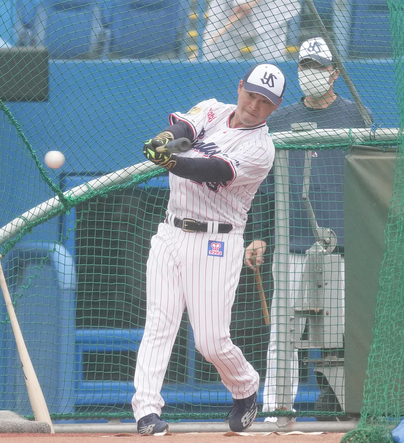 高津監督（右）の視線を受けながら打撃練習をするヤクルト青木（撮影・菅敏）