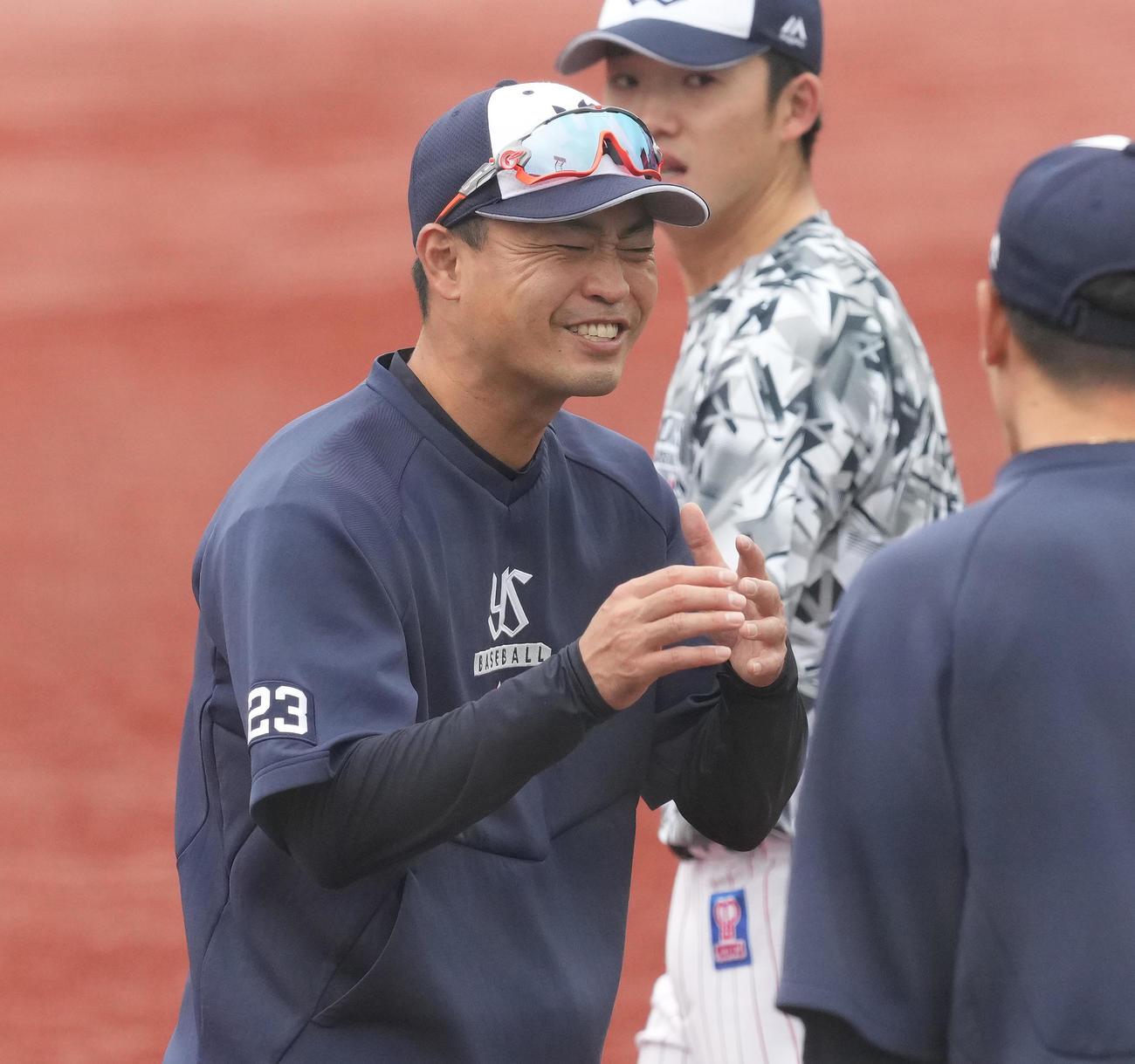 全体練習を前にナインと笑顔で話すヤクルト青木（撮影・菅敏）