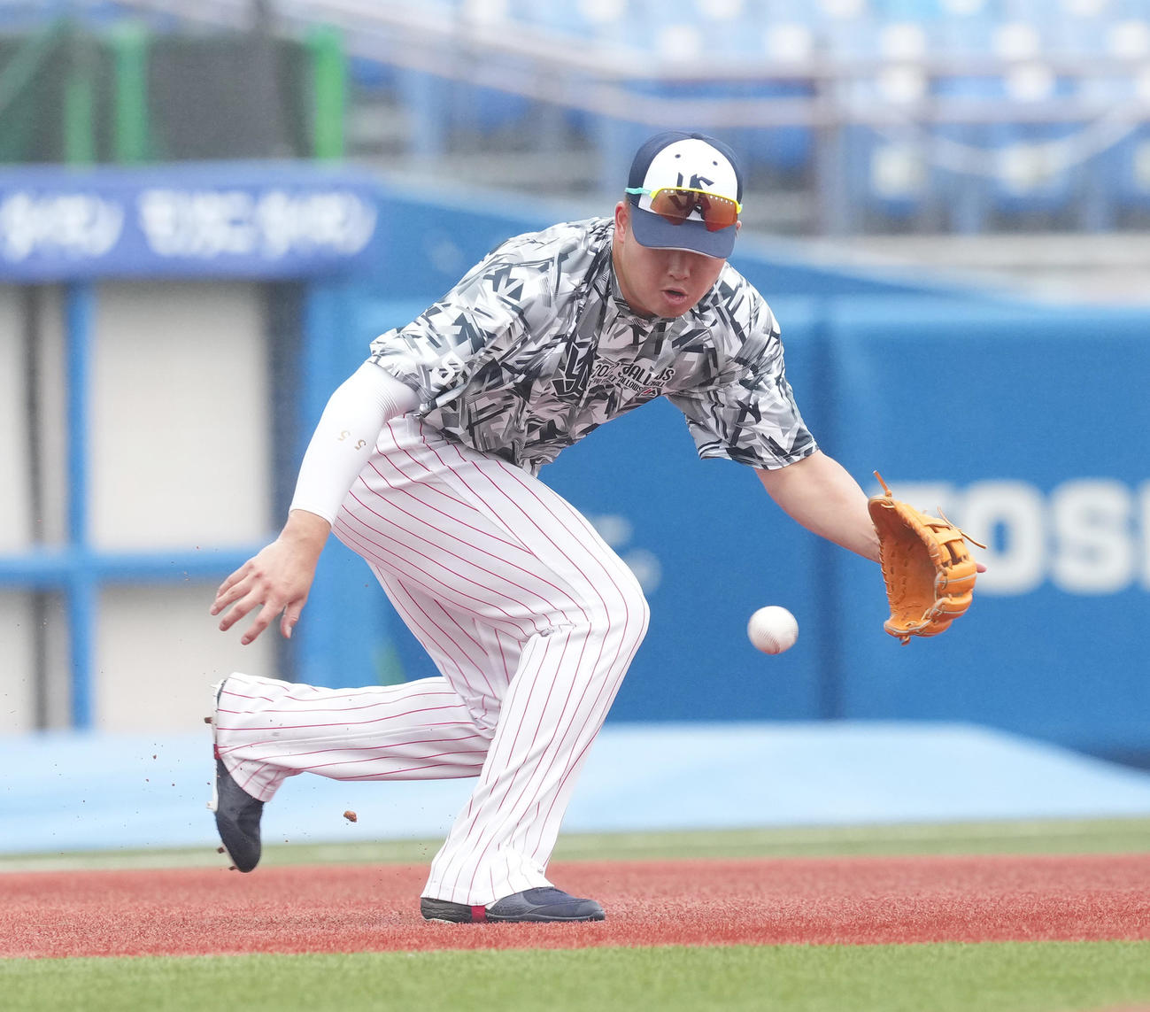 守備練習をするヤクルト村上（撮影・菅敏）