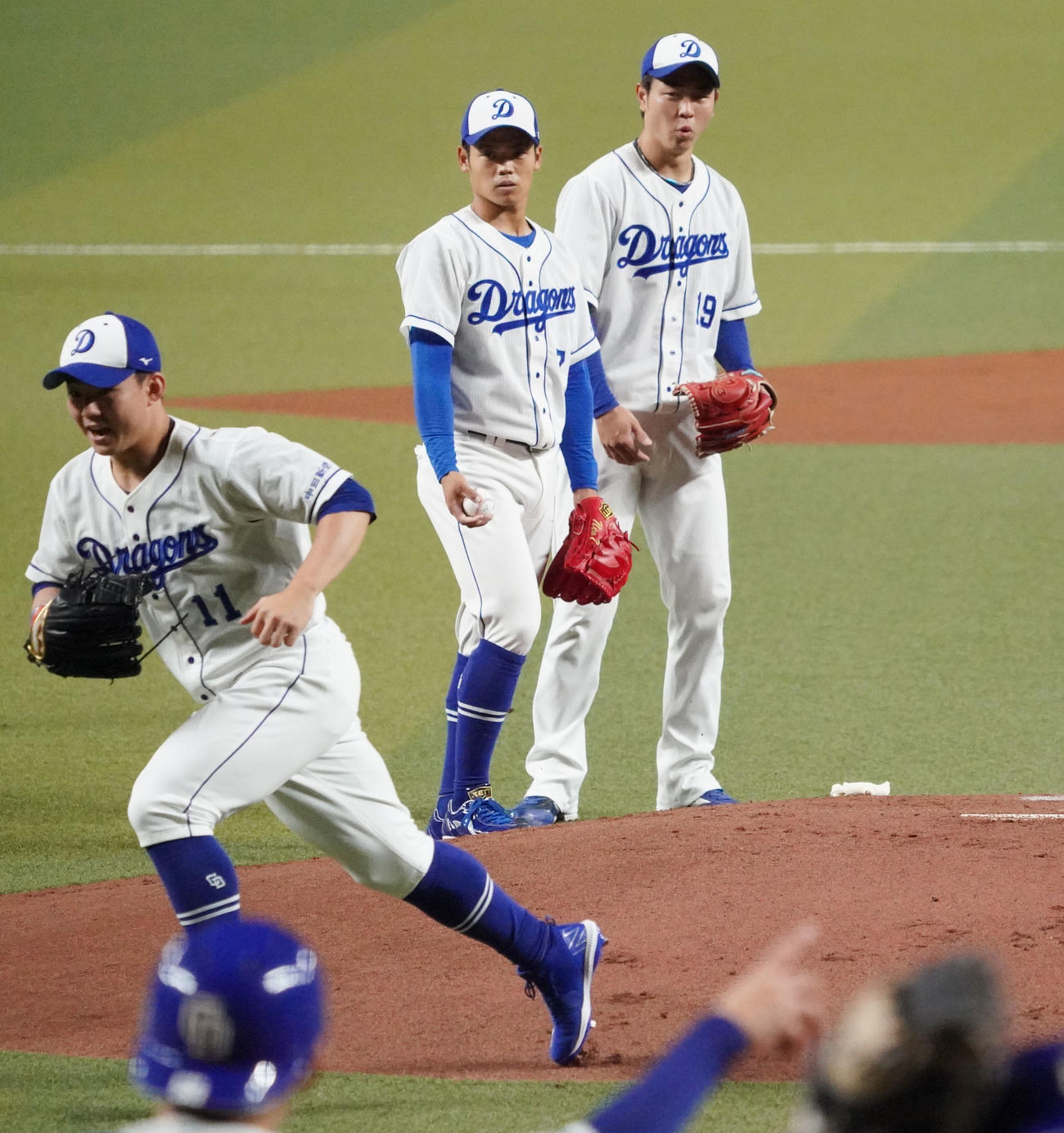 投内連係の練習で小笠原、高橋宏ら投手陣と共にマウンドに上る根尾（中央）（撮影・森本幸一）