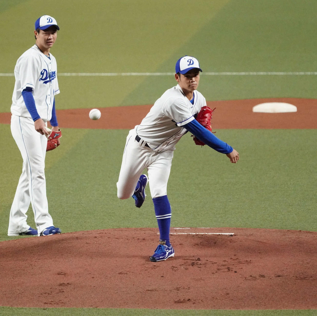 投内連係の練習で高橋宏ら投手陣とともにマウンドに上る根尾（右）（撮影・森本幸一）