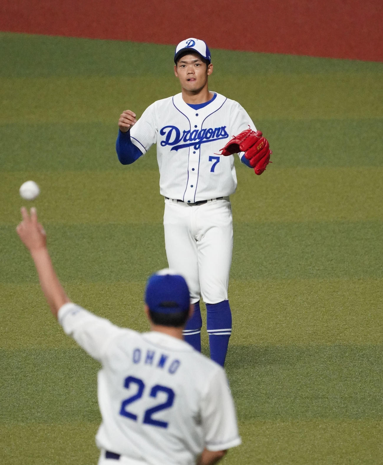 大野雄とキャッチボールをする根尾（奥）（撮影・森本幸一）