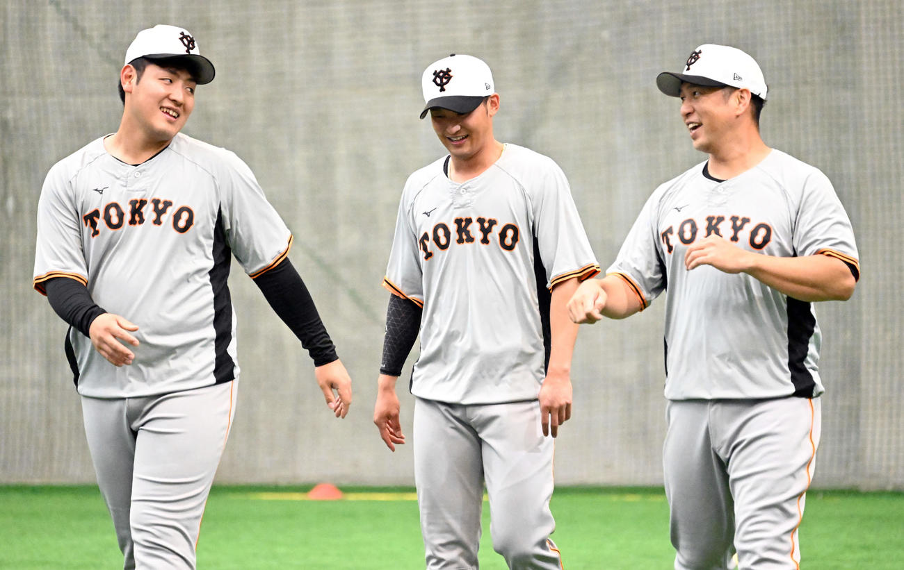 談笑する、左から巨人岡本和真、吉川尚輝、中島（撮影・たえ見朱実）