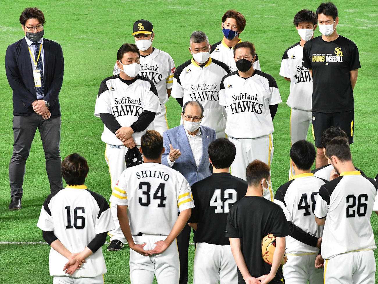 全体練習開始前、ナインにげきを飛ばす王球団会長（中央）（撮影・岩下翔太）
