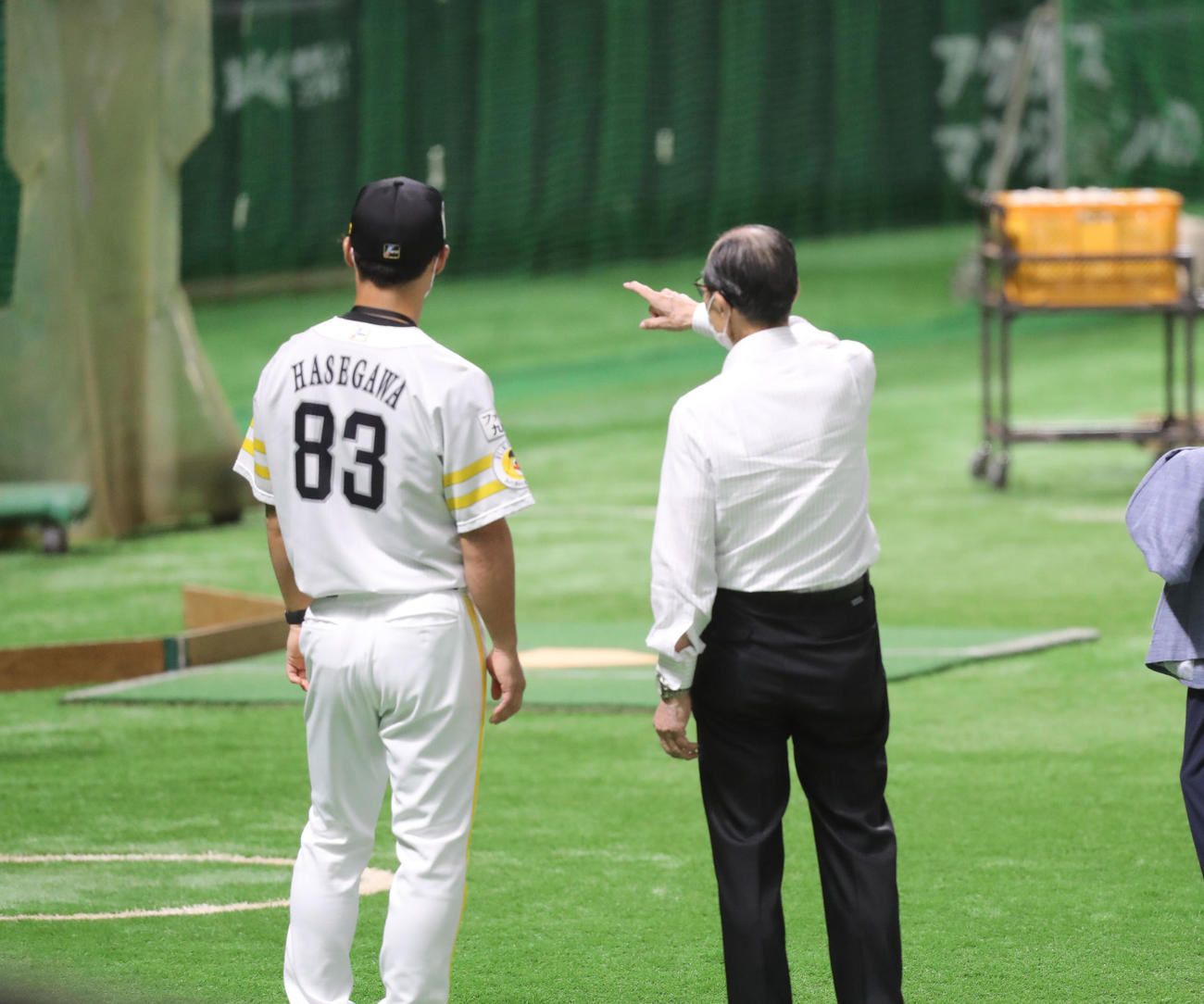 長谷川打撃コーチに指示をする王球団会長（撮影・屋方直哉）