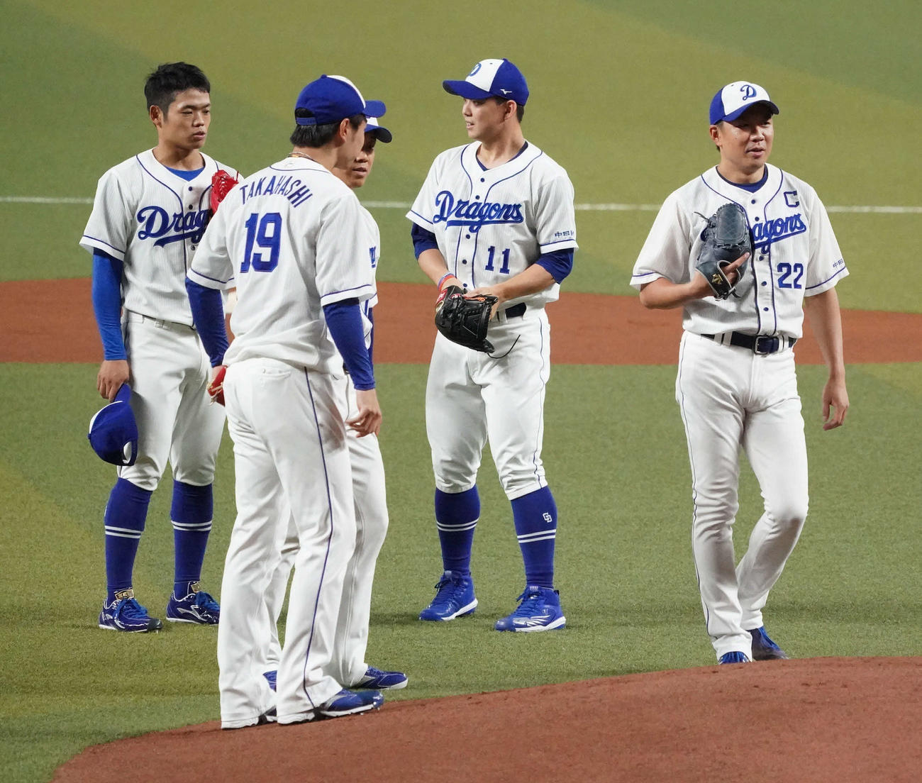 投内連係の練習で大野雄ら投手陣とともにマウンドに上る根尾（左）（撮影・森本幸一）