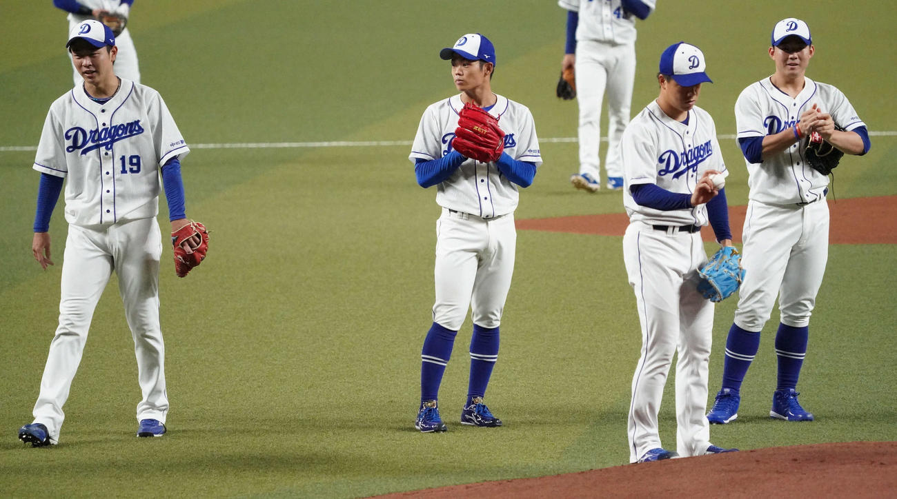 投内連係の練習で柳ら投手陣とともにマウンドに上る根尾（中央）（撮影・森本幸一）