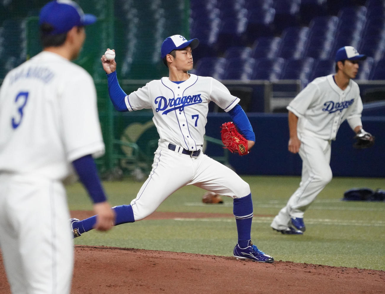 投内連係の練習をする根尾（中央）（撮影・森本幸一）